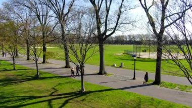 Coronavirus salgını döneminde birçok insan parklarda maske takıyor. Özellikle de New York 'ta. Bu videoda NYC 'deki Marine Park' ta maskeli bir kadın yürüyor.. 