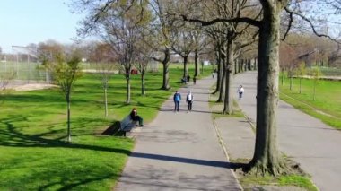 Coronavirus salgını döneminde birçok insan parklarda maske takıyor. Özellikle de New York 'ta. Bu videoda NYC 'deki Marine Park' ta maskeli bir kadın yürüyor.. 
