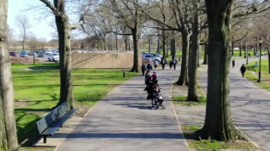 Coronavirus salgını döneminde birçok insan parklarda maske takıyor. Özellikle de New York 'ta. Bu videoda NYC 'deki Marine Park' ta maskeli bir kadın yürüyor.. 