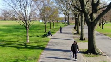 Coronavirus salgını döneminde birçok insan parklarda maske takıyor. Özellikle de New York 'ta. Bu videoda NYC 'deki Marine Park' ta maskeli bir kadın yürüyor.. 