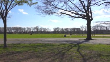 Coronavirus salgını döneminde birçok insan parklarda maske takıyor. Özellikle de New York 'ta. Bu videoda NYC 'deki Marine Park' ta maskeli bir kadın yürüyor.. 