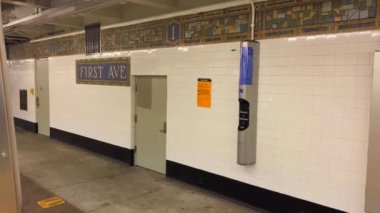 This video shows a subway station stop in New York City.