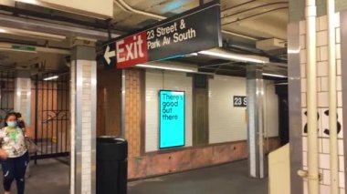 This video shows a subway station stop in New York City.