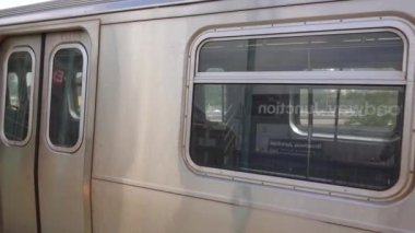 Bu video, Covid Yaz Salgını sırasında Manhattan 'a giden L metrosu ve farklı durakları gösteriyor..
