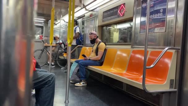 Video Covid 2020 Yaz Salgını Sırasında Manhattan Giden Metrosu Farklı — Stok video
