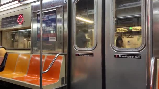 このビデオは J地下鉄の列車と Covid 2020夏のパンデミックの間にマンハッタンに向かうさまざまな停止を示しています — ストック動画