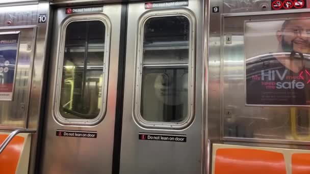 Видео Показывает Поезд Метро Различные Остановки Heading Manhattan Время Пандемического — стоковое видео