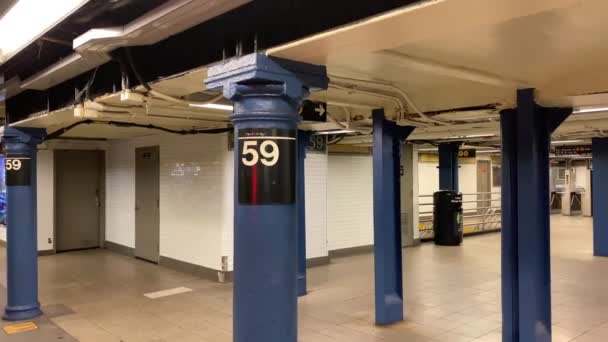 这段视频展示了在科维德2020年夏季大流行期间 J型地铁和前往曼哈顿的不同车站 — 图库视频影像