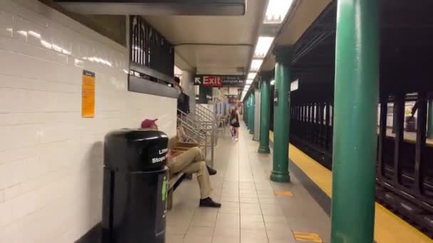 Видео Показывает Поезд Метро Различные Остановки Heading Manhattan Время Пандемического — стоковое видео