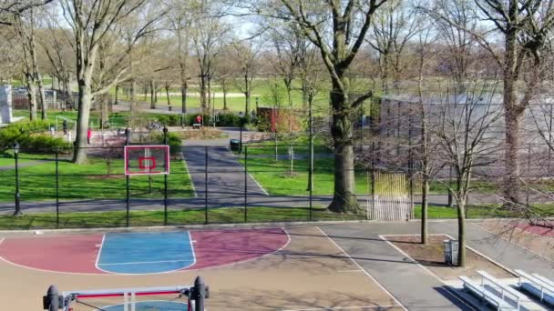 这段视频展示了纽约布鲁克林海岸公园Covid 19期间 一个被拆除了边缘的空篮球场的景观 拆除了篮框 确保了人们不会在距离很近的地方打篮球 — 图库视频影像