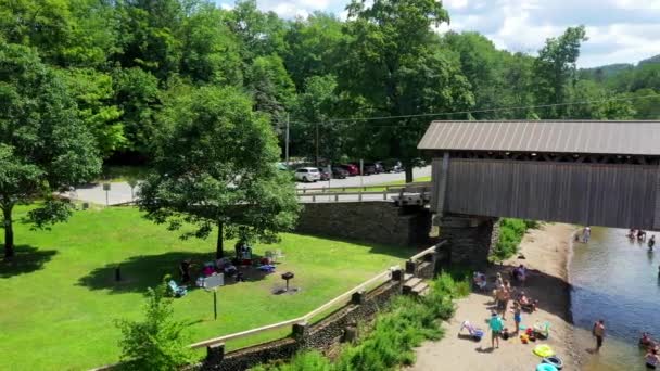 Denna Video Visar Berömd Beaverkill Cover Bridge Catskills Som Korsar — Stockvideo