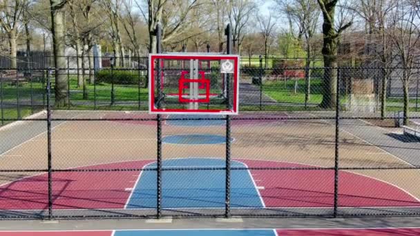 这段视频展示了纽约布鲁克林海岸公园Covid 19期间 一个被拆除了边缘的空篮球场的景观 拆除了篮框 确保了人们不会在距离很近的地方打篮球 — 图库视频影像