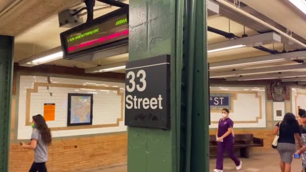Video Shows Subway Station Stop New York City — стоковое видео