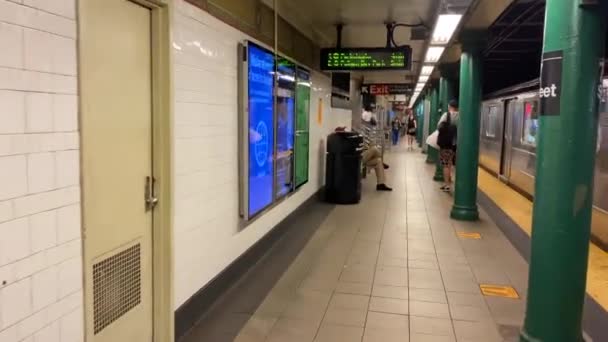Video Shows Subway Station Stop New York City — Vídeos de Stock
