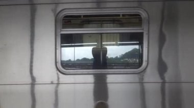 Bu video, Covid Yaz Salgını sırasında Manhattan 'a giden L metrosu ve farklı durakları gösteriyor..