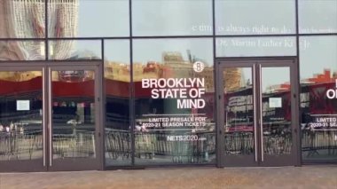 Bu video Brooklyn şehir merkezindeki yeni Barclays Center 'ı gösteriyor. Barclays Center, Brooklyn 'in New York ilçesinde yer alan çok amaçlı kapalı bir arena.. 