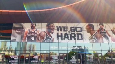 Bu video Brooklyn şehir merkezindeki yeni Barclays Center 'ı gösteriyor. Barclays Center, Brooklyn 'in New York ilçesinde yer alan çok amaçlı kapalı bir arena.. 