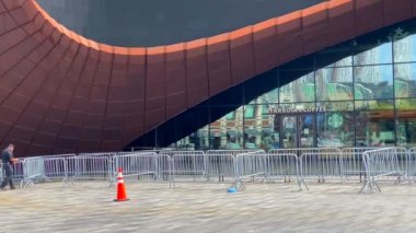 Bu video Brooklyn şehir merkezindeki yeni Barclays Center 'ı gösteriyor. Barclays Center, Brooklyn 'in New York ilçesinde yer alan çok amaçlı kapalı bir arena.. 