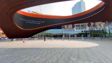 Bu video Brooklyn şehir merkezindeki yeni Barclays Center 'ı gösteriyor. Barclays Center, Brooklyn 'in New York ilçesinde yer alan çok amaçlı kapalı bir arena.. 