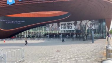 Bu video Brooklyn şehir merkezindeki yeni Barclays Center 'ı gösteriyor. Barclays Center, Brooklyn 'in New York ilçesinde yer alan çok amaçlı kapalı bir arena.. 