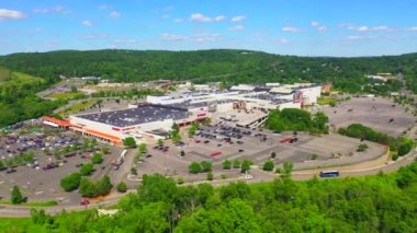Palisades Center in West Nyack, New York is the second-largest shopping mall in the New York metropolitan area, the eighth-largest in the United States by total area, and the sixth-largest by gross leasable space.  