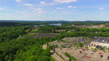 Palisades Center in West Nyack, New York is the second-largest shopping mall in the New York metropolitan area, the eighth-largest in the United States by total area, and the sixth-largest by gross leasable space.  