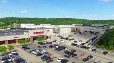 Palisades Center in West Nyack, New York is the second-largest shopping mall in the New York metropolitan area, the eighth-largest in the United States by total area, and the sixth-largest by gross leasable space.  