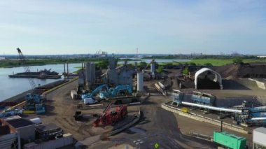 Bu videoda Staten Island 'da bir endüstriyel asfalt çakıl sahası var.. 