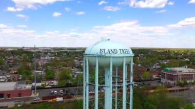 Bu, Levittown, New York 'taki bir su kulesinin havadan görüntüsü. Su kulesi su tankını destekleyen yüksek bir yapıdır. İçilebilir su dağıtımının basınçlandırılması için yeterli yükseklikte inşa edilmiştir.,