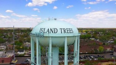 Bu, Levittown, New York 'taki bir su kulesinin havadan görüntüsü. Su kulesi su tankını destekleyen yüksek bir yapıdır. İçilebilir su dağıtımının basınçlandırılması için yeterli yükseklikte inşa edilmiştir.,