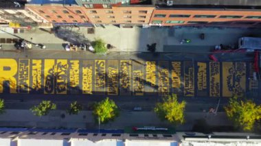 Bu hava videosu Brooklyn, New York 'ta Fulton Caddesi' ndeki Siyahi Yaşamlar Önemi Duvar resminin kuş bakışı görüntüsünü gösteriyor..   