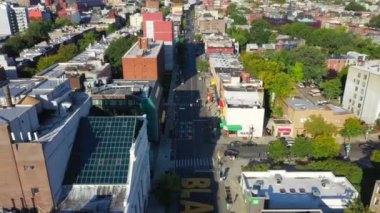 Bu hava videosu Brooklyn, New York 'ta Fulton Caddesi' ndeki Siyahi Yaşamlar Önemi Duvar resminin kuş bakışı görüntüsünü gösteriyor..   