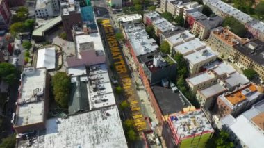Bu hava videosu Brooklyn, New York 'ta Fulton Caddesi' ndeki Siyahi Yaşamlar Önemi Duvar resminin kuş bakışı görüntüsünü gösteriyor..   
