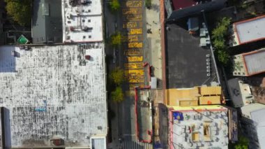 Bu hava videosu Brooklyn, New York 'ta Fulton Caddesi' ndeki Siyahi Yaşamlar Önemi Duvar resminin kuş bakışı görüntüsünü gösteriyor..   