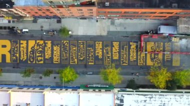 Bu hava görüntüsü, Brooklyn, New York 'ta Fulton Caddesi' ndeki Siyahların Yaşamları Önemi Duvar resminin kuş bakışı görüntüsünü gösteriyor..   