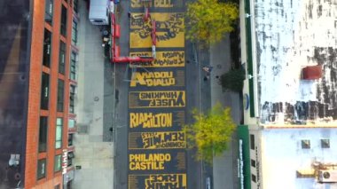 Bu hava görüntüsü, Brooklyn, New York 'ta Fulton Caddesi' ndeki Siyahların Yaşamları Önemi Duvar resminin kuş bakışı görüntüsünü gösteriyor..   