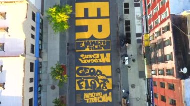 Bu hava görüntüsü, Brooklyn, New York 'ta Fulton Caddesi' ndeki Siyahların Yaşamları Önemi Duvar resminin kuş bakışı görüntüsünü gösteriyor..   