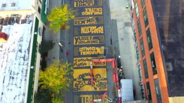 Bu hava görüntüsü, Brooklyn, New York 'ta Fulton Caddesi' ndeki Siyahların Yaşamları Önemi Duvar resminin kuş bakışı görüntüsünü gösteriyor..   