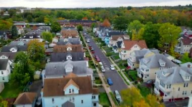 Bu video Hartford, CT yakınlarındaki şehir içi evlerin hava görüntülerini gösteriyor..