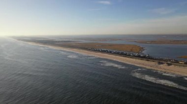 Bu Long Island, New York 'ta bir plajın havadan çekilmiş görüntüsü..  