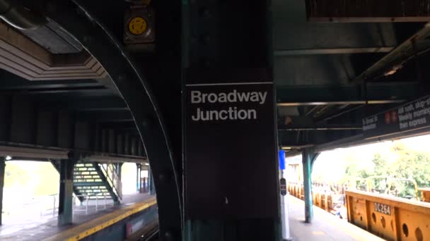Video Shows Subway Station Stop New York City — стоковое видео