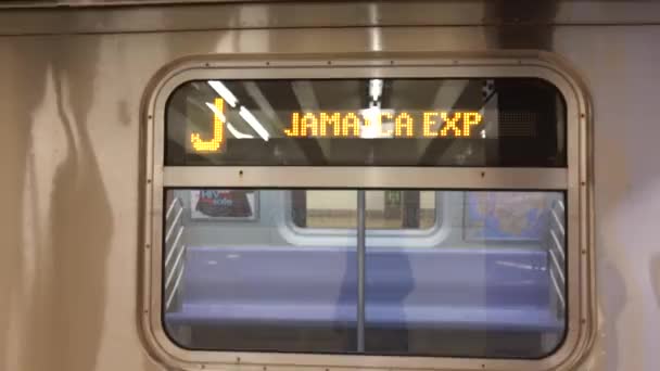このビデオは L地下鉄の列車と コヴィドの夏のパンデミックの間にマンハッタンに向かうさまざまな停止を示しています — ストック動画