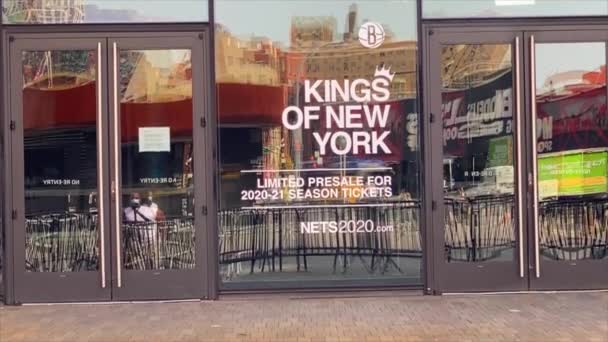 このビデオは ブルックリンのダウンタウンにある新しいバークレイズセンターの景色を示しています バークレイズ センターはニューヨーク市のブルックリン区にある多目的屋内アリーナで Nbaブルックリン ネットの本拠地である — ストック動画