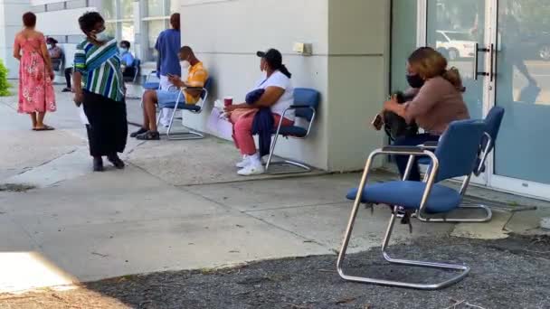 このビデオでは Covid 19中に医療室の外で待っている患者の見解を紹介します — ストック動画