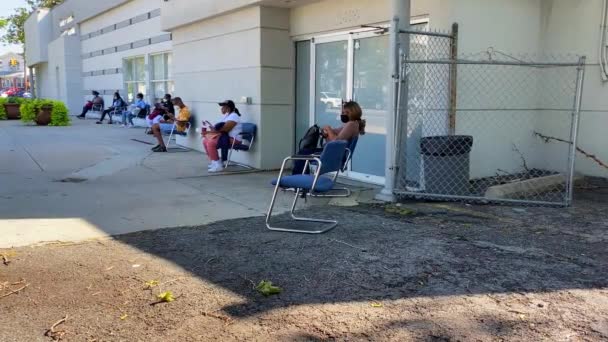 このビデオでは Covid 19中に医療室の外で待っている患者の見解を紹介します — ストック動画