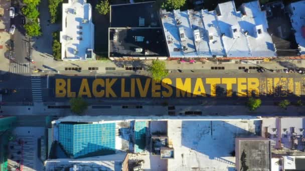 Ten Filmik Lotu Ptaka Pokazuje Widok Black Lives Matter Mural — Wideo stockowe