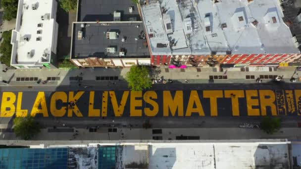 Denna Antenn Video Visar Naturskön Fågelperspektiv Black Lives Matter Mural — Stockvideo