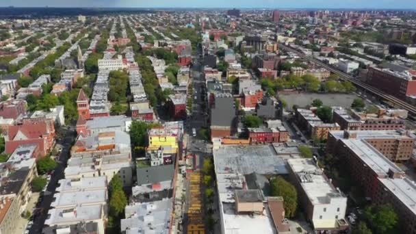 この空中ビデオは ニューヨーク州ブルックリンのフルトン通りで描かれた黒い生き物の目の景色を示しています — ストック動画