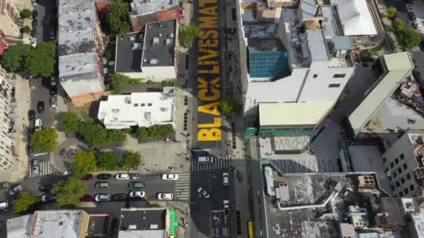 この空中ビデオは ニューヨーク州ブルックリンのフルトン通りで描かれた黒い生き物の目の景色を示しています — ストック動画