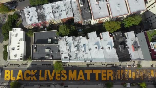 Deze Luchtfoto Toont Schilderachtig Vogelperspectief Van Een Black Lives Matter — Stockvideo